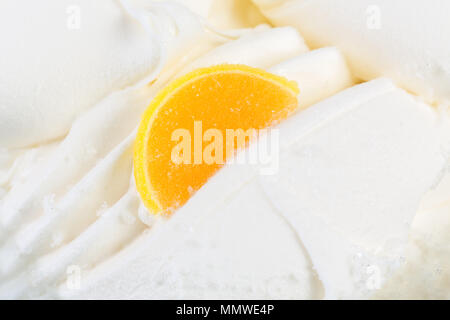 Vanilleeis mit Früchten auf der Oberseite. Stockfoto