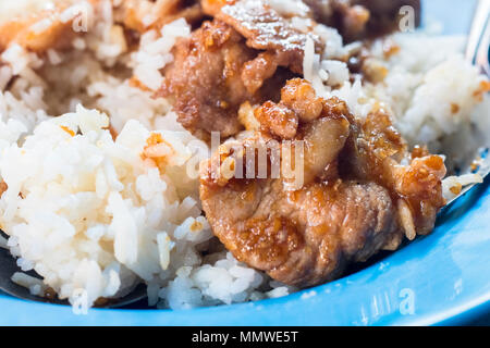 Gebratenes Schweinefleisch mit Knoblauch Pfeffer auf Reis. geschlossen. thailändisches Essen. Stockfoto