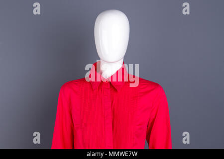 Weibliche Schaufensterpuppe in Rot edle Bluse. Stockfoto