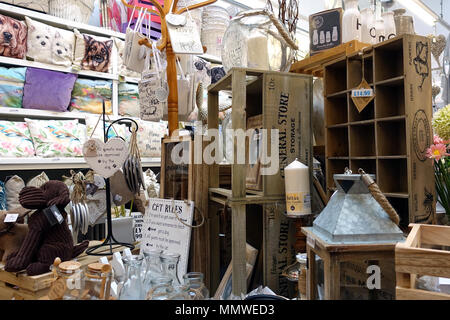 St Ives, Cornwall, Großbritannien - 13 April 2018: Bunte Haushaltswaren und dekorative Gegenstände für den Verkauf auf Regalen in einem ausgefallenen Ware store Stockfoto