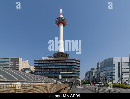 Herrliche Aussicht auf die Innenstadt von Kyoto, Japan, an einem sonnigen Tag Stockfoto