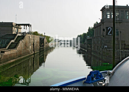 Blick auf die Wolga Schleuse Bau in Togliatti, Russland. Ein großer Schlupf an der Wolga. Stockfoto