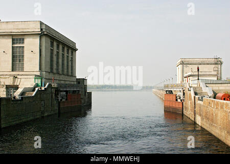 Blick auf die Wolga Schleuse Bau in Togliatti, Russland. Ein großer Schlupf an der Wolga. Stockfoto