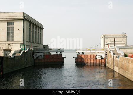 Blick auf die Wolga Schleuse Bau in Togliatti, Russland. Ein großer Schlupf an der Wolga. Stockfoto