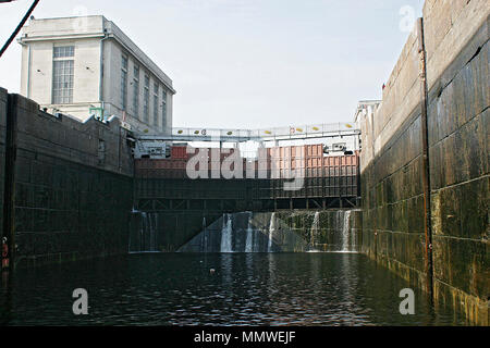 Blick auf die Wolga Schleuse Bau in Togliatti, Russland. Ein großer Schlupf an der Wolga. Stockfoto