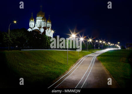 Retter Verklärung Kathedrale in Togliatti, Russland, Wolga. Goldene Kuppel, Tempel. Stockfoto