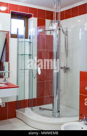 Innenraum von einem modernen Bad. Interieur in roten Tönen. Glas Duschkabine. Stockfoto