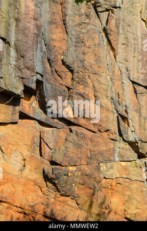 Die Felswand der Hölle Bohrung, der lokale Name für den ehemaligen Steinbruch bei Heptonstall, West Yorkshire, UK Stockfoto