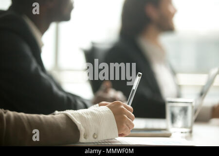 Weibliche Hand mit Stift Notizen in der Sitzung, Detailansicht Stockfoto