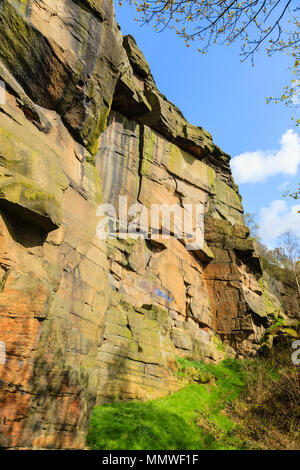 Die Felswand der Hölle Bohrung, der lokale Name für den ehemaligen Steinbruch bei Heptonstall, West Yorkshire, UK Stockfoto