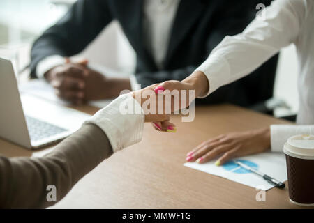 Schwarze und weiße weibliche Hände schütteln bei Treffen der Gruppe, Nahaufnahme Stockfoto