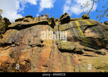 Die Felswand der Hölle Bohrung, der lokale Name für den ehemaligen Steinbruch bei Heptonstall, West Yorkshire, UK Stockfoto