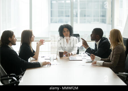 Multirassischen Menschen Gruppe in Streit über schlechte Vertrag bei mir Stockfoto