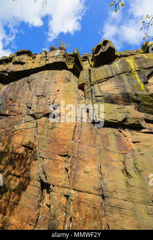 Die Felswand der Hölle Bohrung, der lokale Name für den ehemaligen Steinbruch bei Heptonstall, West Yorkshire, UK Stockfoto