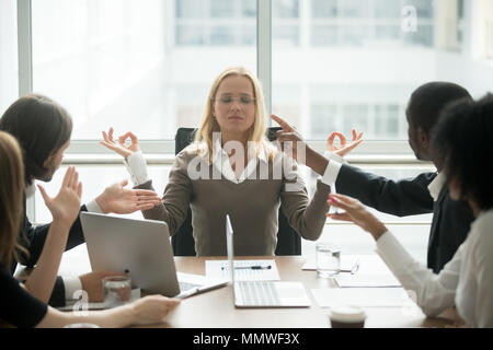 Eingedenk weiblich Chef beruhigt Meditieren an stressigen Büro Stockfoto