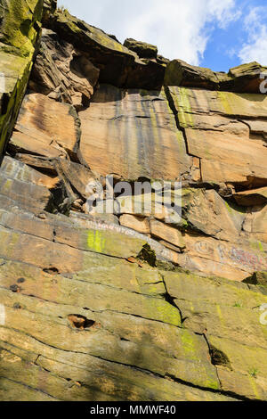 Die Felswand der Hölle Bohrung, der lokale Name für den ehemaligen Steinbruch bei Heptonstall, West Yorkshire, UK Stockfoto