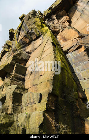 Die Felswand der Hölle Bohrung, der lokale Name für den ehemaligen Steinbruch bei Heptonstall, West Yorkshire, UK Stockfoto