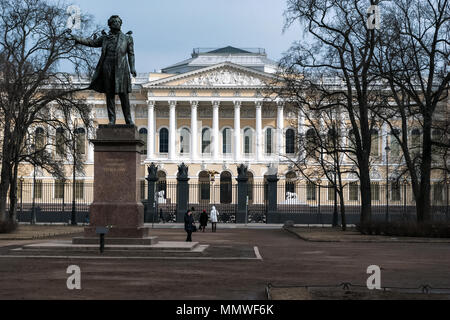 St. Petersburg, Russland, 29. März: Denkmal des großen russischen Dichters Alexander Puschkin auf dem Platz vor dem Russischen Museum am 29. März 201 Stockfoto