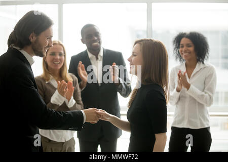 Lächelnd ceo Handshaking erfolgreiche Mitarbeiterin Respekt Stockfoto