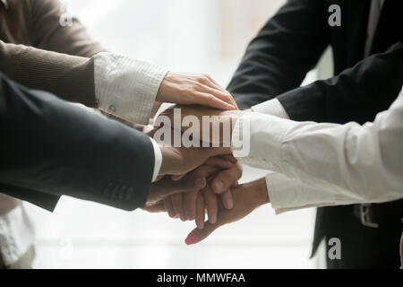 Diverse Business Team holding Haufen Hände vielversprechende Loyalität, c Stockfoto