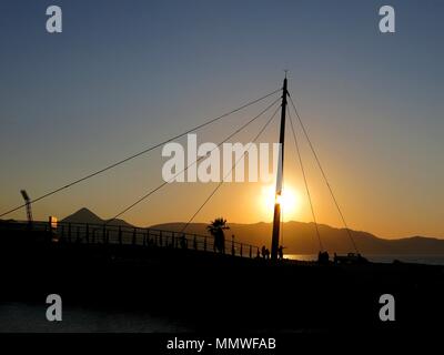 Silhouette einer Brücke vor dem Sonneneinschlag im Hintergrund. Stockfoto