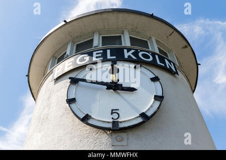 Hochwasserstände Tower in Köln/Deutschland, einem von 22 Hochwasser Markierungen entlang des Rheins. Stockfoto