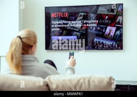 WROCLAW, Polen - April 03rd, 2018: Frau ist mit NEtflix Anwendung auf Ihrem TV.Netflix ist eine US-amerikanische Entertainment Company in Streaming spezialisiert Stockfoto