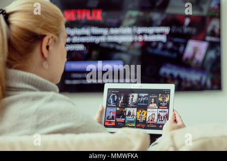 WROCLAW, Polen - April 03rd, 2018: Frau ist mit Netflix Anwendung auf Ihrem Tablet-PC. Netflix ist eine amerikanische Unterhaltung Firma, spezialisiert auf Stre Stockfoto