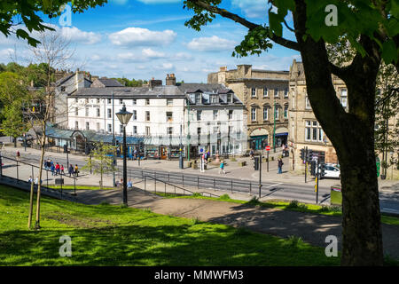 Spring Gardens, der Haupteinkaufsstraße Buxton's Street. Derbyshire, Großbritannien Stockfoto