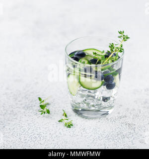 Detox infundiert aromatisiertes Wasser mit Blaubeere, Gurke und Thymian auf weißem Hintergrund. Erfrischende Sommer hausgemachten Cocktail Stockfoto