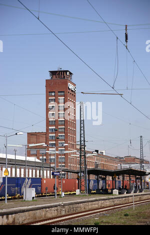 Rüsselsheim, Deutschland - 11 April 2018: Güterzüge mit geladenen Container stehen vor der Industriegebäude der Opel-fabrik auf t Stockfoto