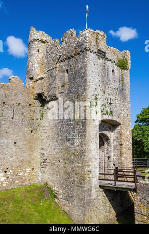 Der Eingang zum Manorbier Castle in Pembrokeshire, West Wales, Großbritannien Stockfoto