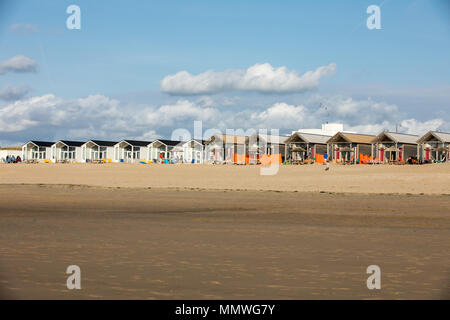 Katwijk, Niederlande - 23 April, 2017: Zeile White Beach Houses an der niederländischen Küste in Katwijk, Niederlande Stockfoto