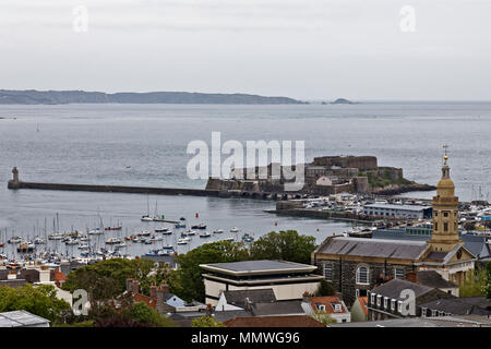 St Peter Port Hafen & Castle Cornet mit auf der rechten Seite der Uhr- und Glockenturm der St. James Konzert & Assembly Hall. Stockfoto