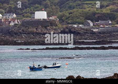 Fort Grey Martello Tower, die die zivilen Fahne Flagge in Rocquaine Bay Guernsey. Lokal als "Tasse & Untertasse'' bekannt! Stockfoto