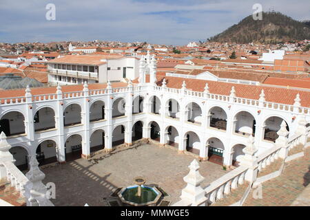 Convento de San Felipe Neri blanco y Cerros de Sucre al Fondo Stockfoto