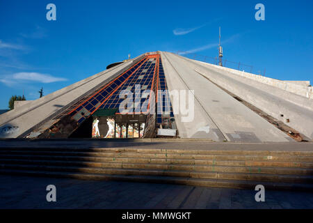 Die Pyramide, ehemaligen Enver Hoxha Museum, heute ein Konferenzzentrum, Tirana, Albanien, Balkan Stockfoto