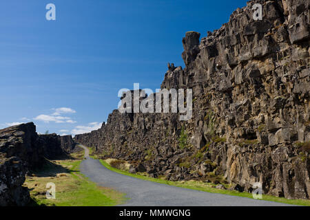 Die größte Störung oder Riss im Thingvellir, Island mit dem Pfad für die Besucher. Stockfoto