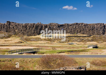 Blick über die Brücken, die den Oxara Fluss ein isländischer Flagge und der Almannagja Störung kreuzen. Stockfoto