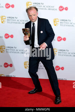 Toby Jones mit seiner Auszeichnung für männliche Leistung in einer Comedy-Programm in der Presse an der Jungfrau TV British Academy Television Awards 2018 in der Royal Festival Hall, Southbank Centre, London statt. Stockfoto