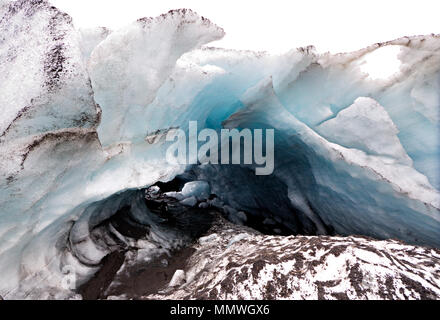 Eine Eishöhle in die Zunge eines großen Gletscher, Island. Stockfoto