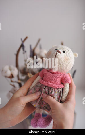 SYKTYVKAR, Russland - 11. MAI 2018: anschauliches Bild. Teddybär Spielzeug gestrickt in der Technik des Strickens oder Stockfoto