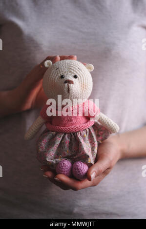 SYKTYVKAR, Russland - 11. MAI 2018: anschauliches Bild. Teddybär Spielzeug gestrickt in der Technik des Strickens oder Stockfoto