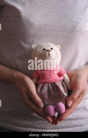 SYKTYVKAR, Russland - 11. MAI 2018: anschauliches Bild. Teddybär Spielzeug gestrickt in der Technik des Strickens oder Stockfoto