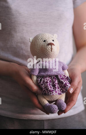 SYKTYVKAR, Russland - 11. MAI 2018: anschauliches Bild. Teddybär Spielzeug gestrickt in der Technik des Strickens oder Stockfoto