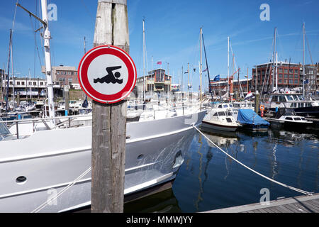 Die Marina mit Genuss Handwerk und kleinen Fischerbooten in Scheveningen, Den Haag, Niederlande. Stockfoto