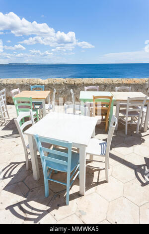 Gallipoli, Apulien, Italien - zum Mittagessen in der Sonne am mittleren Alters promenade Stockfoto