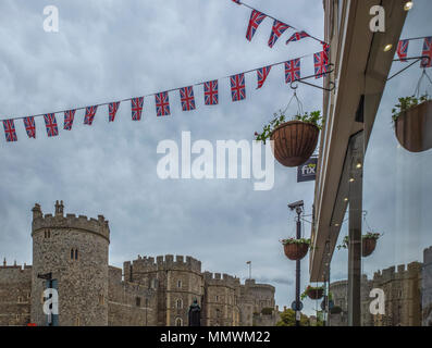 Schloss Windsor und GB Flag bunting bereit für königliche Hochzeit Stockfoto