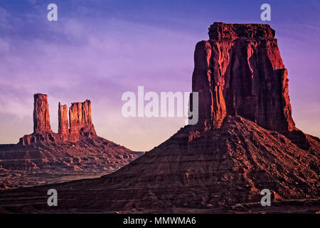 Im Westen Fäustling und Schloss Butte im Monument Valley.  Arizona und Utah. Stockfoto