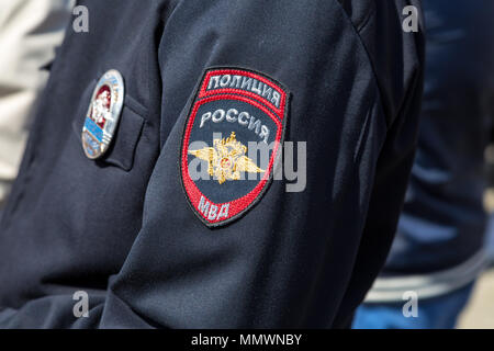 Samara, Russland - 5. Mai 2018: Chevron auf der Hülse Uniformen der russischen Polizisten Stockfoto